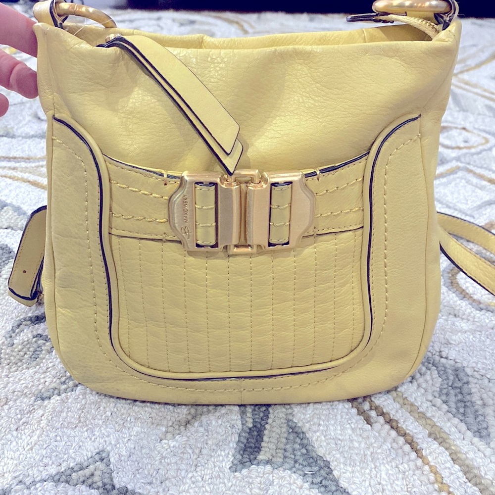 💕 B. Makowsky light yellow medium leather crossbody bag 💕